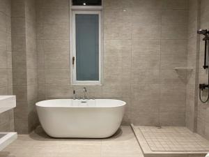 Ванная комната в Lanyuan Xiaozhu-New Chinese Courtyard B&B