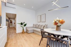 un salon blanc avec une table et un canapé dans l'établissement Scipioni Luxury Apartment, à Rome