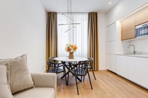 un salon avec une table et un canapé dans l'établissement Scipioni Luxury Apartment, à Rome