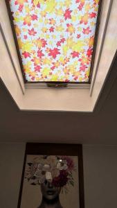 un tragaluz en el techo con una pintura floral en Central Location Cozy and Well-Equipped, Unit #3, en Halifax