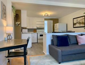 Una sala de estar con un sofá y una cocina. en Central Location Cozy and Well-Equipped, Unit #3, en Halifax