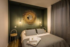 Un dormitorio con una cama y un espejo en la pared. en Villa Albatros - piscine chauffée, en Saint-Mandrier-sur-Mer 30 fotos más