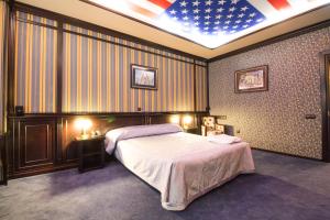 Postel nebo postele na pokoji v ubytování Attache Hotel
