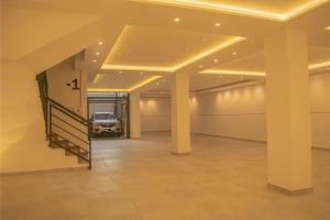 an empty hall with a car in the garage at Mar Apartamentos in Bucaramanga