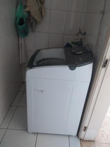 ein weißes WC im Bad mit Waschbecken in der Unterkunft Centro - Perto de tudo in Salvador + 20 Fotos