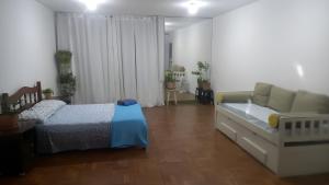 Un pat sau paturi într-o cameră la Apartamento espaçoso e completo no Centro do Rio, perto do metro