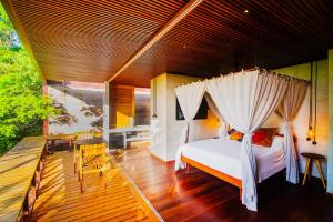une chambre avec un lit à baldaquin dans l'établissement EcoLodge a casinha da floresta, à Morro de São Paulo