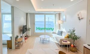 Un lugar para sentarse en Harmony Gwangan Bridge Front View