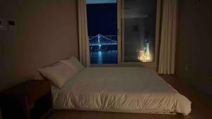 Una cama o camas en una habitación de Harmony Gwangan Bridge Front View