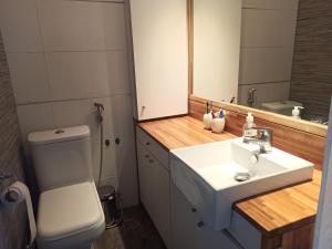 ein Badezimmer mit Waschbecken, Toilette und Spiegel in der Unterkunft Mucho cielo y mucho mar in Punta Colorada + 11 Fotos