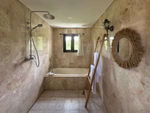 un baño con bañera y espejo en Why Not Villas, en Ubud 24 fotos más