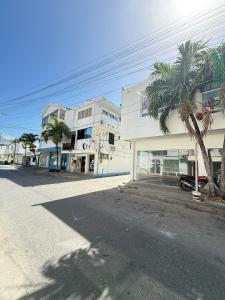 una calle vacía con palmeras delante de un edificio en Apartahotel Caribe Diez, en San Andrés 40 fotos más