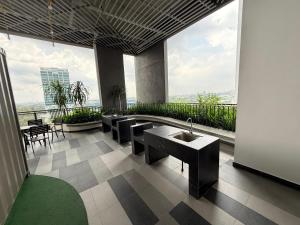 Habitación con mesas, lavabo y ventanas grandes. en Alinea Suites Shah Alam by Dreamy Dahlia, en Shah Alam