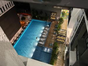 Una vista aérea de una piscina en un edificio. en Alinea Suites Shah Alam by Dreamy Dahlia, en Shah Alam