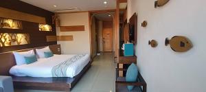 Katil atau katil-katil dalam bilik di โรงแรมชาวเกาะพีพี Chaokoh Phi Phi Island