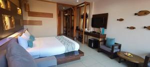 Televisyen dan/atau pusat hiburan di โรงแรมชาวเกาะพีพี Chaokoh Phi Phi Island