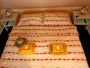 Uma cama ou camas num quarto em Dalmo