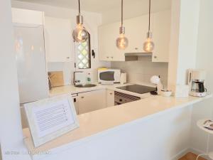 a kitchen with white cabinets and a counter top at Dúplex con vistas al mar in Playa Paraiso