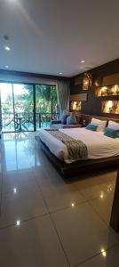 Katil atau katil-katil dalam bilik di โรงแรมชาวเกาะพีพี Chaokoh Phi Phi Island