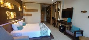 Televisyen dan/atau pusat hiburan di โรงแรมชาวเกาะพีพี Chaokoh Phi Phi Island