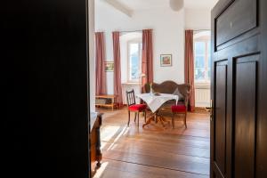 a room with a table and chairs and a dining room at Schloss Raitenbuch in Kallmünz