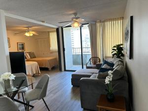 un salon avec un canapé et une table dans l'établissement Island Vacations, à Honolulu 13 autres photos