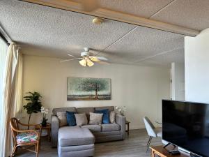 un salon avec un canapé et un ventilateur de plafond dans l'établissement Island Vacations, à Honolulu