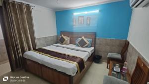 Postel nebo postele na pokoji v ubytování Prime Rooms - Satya Niketan Nr South campus Metro