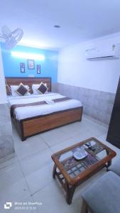 Postel nebo postele na pokoji v ubytování Prime Rooms - Satya Niketan Nr South campus Metro