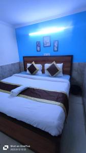 Postel nebo postele na pokoji v ubytování Prime Rooms - Satya Niketan Nr South campus Metro