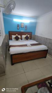 Postel nebo postele na pokoji v ubytování Prime Rooms - Satya Niketan Nr South campus Metro
