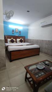 Postel nebo postele na pokoji v ubytování Prime Rooms - Satya Niketan Nr South campus Metro