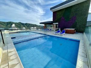 a swimming pool on the roof of a building at Nuevo SMART-HOME de Lujo a Playa Rodadero con Piscina Panorámica in Gaira