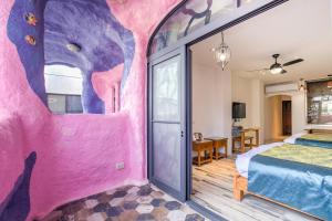 a bedroom with a pink wall at 小琉球白沙逗琉民宿 浮潛生 態導覽 包棟推薦 in Xiaoliuqiu