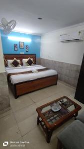 Postel nebo postele na pokoji v ubytování Prime Rooms - Satya Niketan Nr South campus Metro