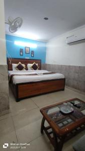 Postel nebo postele na pokoji v ubytování Prime Rooms - Satya Niketan Nr South campus Metro