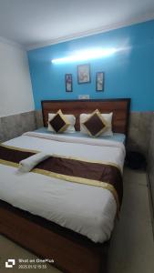 Postel nebo postele na pokoji v ubytování Prime Rooms - Satya Niketan Nr South campus Metro