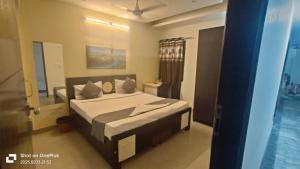Postel nebo postele na pokoji v ubytování Prime Rooms - Satya Niketan Nr South campus Metro
