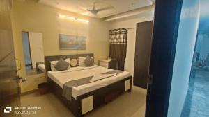 Postel nebo postele na pokoji v ubytování Prime Rooms - Satya Niketan Nr South campus Metro