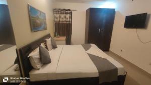 TV a/nebo společenská místnost v ubytování Prime Rooms - Satya Niketan Nr South campus Metro