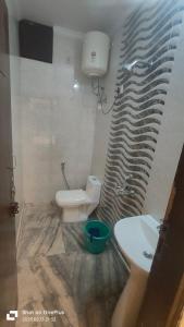 Koupelna v ubytování Prime Rooms - Satya Niketan Nr South campus Metro