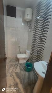 Koupelna v ubytování Prime Rooms - Satya Niketan Nr South campus Metro
