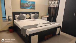 Postel nebo postele na pokoji v ubytování Prime Rooms - Satya Niketan Nr South campus Metro