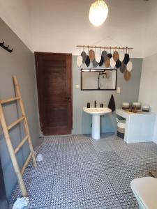 吉利阿尔Gili MoonLight RetReat的浴室里有洗手池、马桶和镜子。 更多84张照片