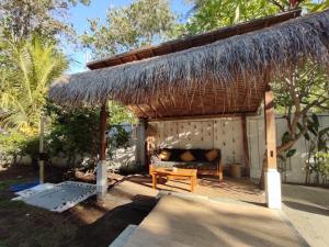 吉利阿尔Gili MoonLight RetReat的灵气小屋 - 带沙发和桌子