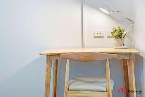 シドニーにあるMetaWiseBnB Studio Dixon Next to ICC & Darling Harbour 23のデスク(椅子、ランプ付)