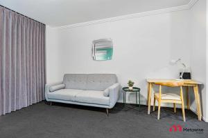 シドニーにあるMetaWiseBnB Studio Dixon Next to ICC & Darling Harbour 26のソファとテーブルのあるリビングルーム