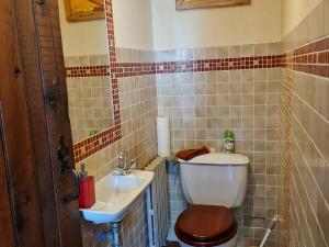 un bagno con un water e un lavandino di Grande maison calme avec jardin et rivière - FR-1-590-263 a Saint-Martin-dʼAbbat Altre 14 foto