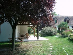 un tavolo da picnic e una panchina in un cortile di Maison individuelle à Contres avec piscine partagée - FR-1-491-465 a Le Controis En Sologne
