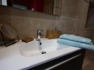 Koupelna v ubytování Gîte cosy au cœur de la nature vosgienne - FR-1-589-805 + 13 fotografií